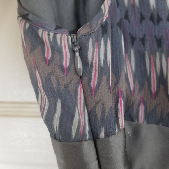 DEVELOPMENT BY ERICA DAVIES gray silk print top - Picture 6 of 8